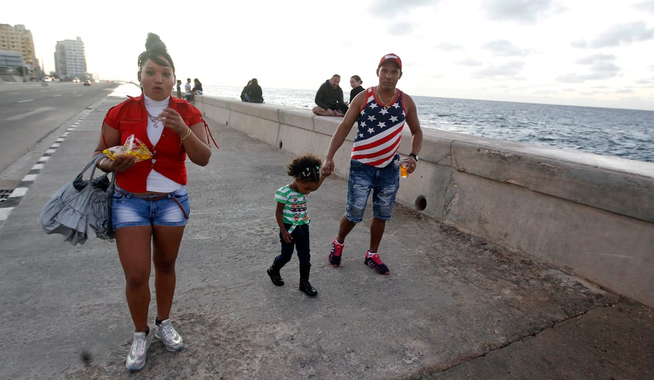 Una familia caminan por el malecón de La Habana este jueves 12 de enero de 2017, luego de que Estados Unidos anunciara el fin de la política pies secos/pies mojados, que desde 1995 otorgaba un trato migratorio preferencial a los cubanos.