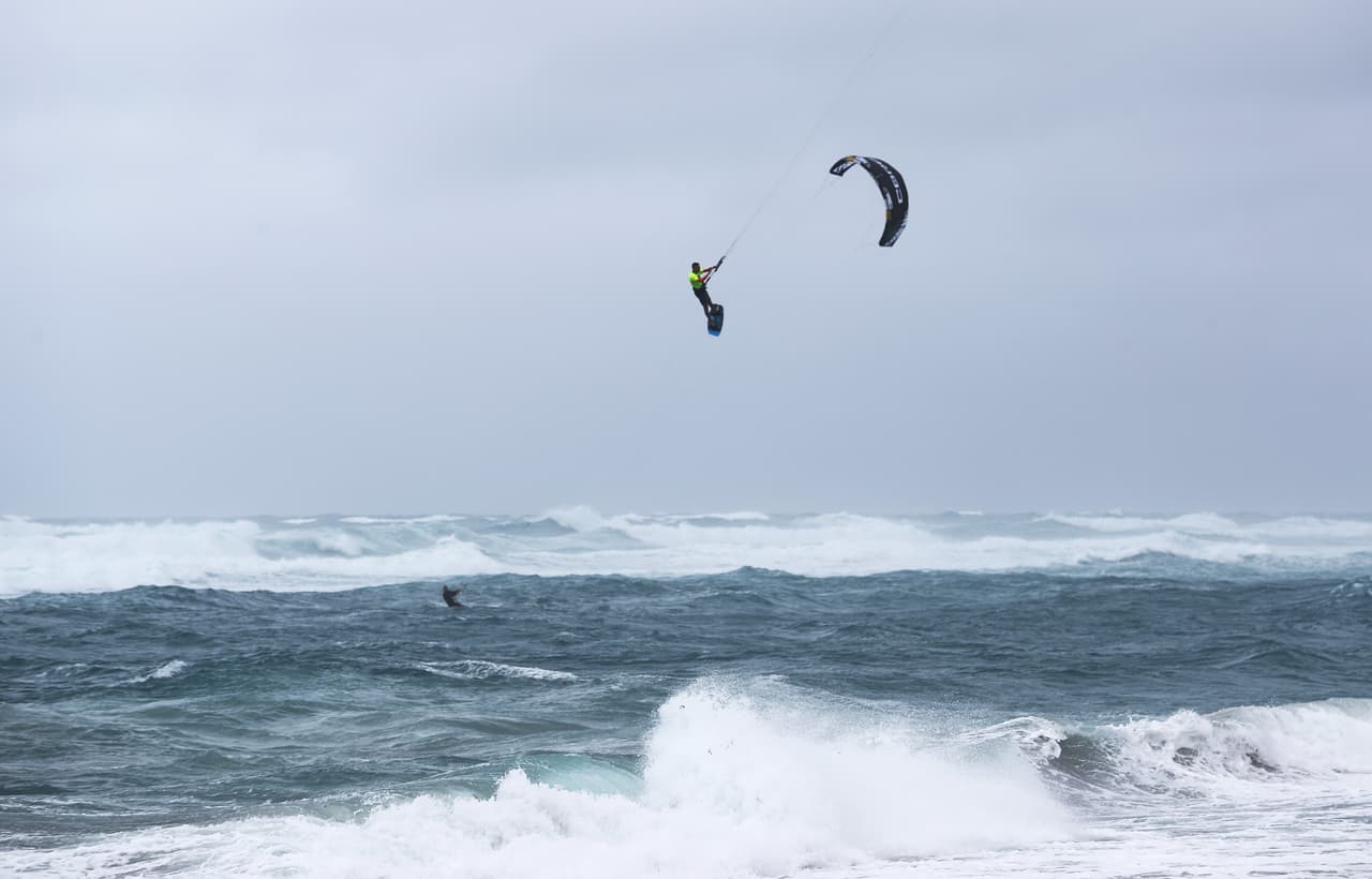 En esa playa también aprovecharon el viento para hacer kite surf y a algunos se les vio volando con el viento. 
<br>