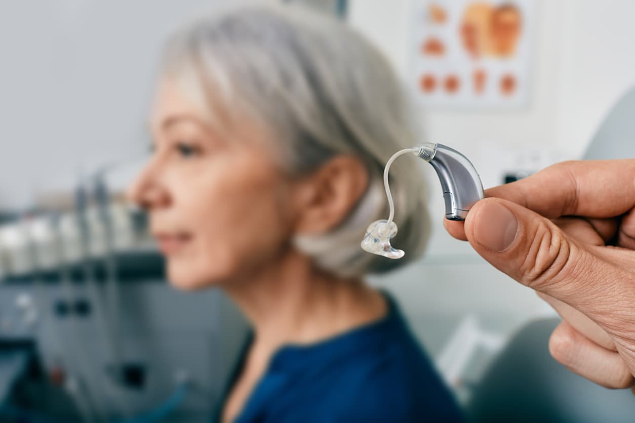 El uso de audífonos reduce el riesgo de sufrir demencia: las claves de un nuevo estudio