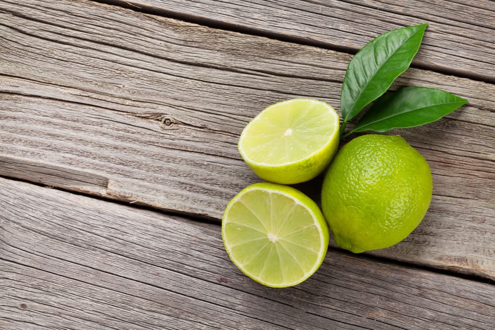 <b>Zumo de limón. </b>Esta fruta, al igual que el vinagre, tiene la propiedad de borrar los rastros del olor que siguen las hormigas, por lo que simplemente tienes que rociar estos lugares con el jugo y listo.