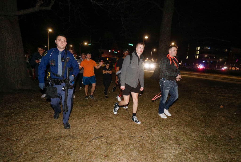 Los estudiantes fueron evacuados hacia una zona segura mientras se mantuvo activa la alerta por tiroteo.