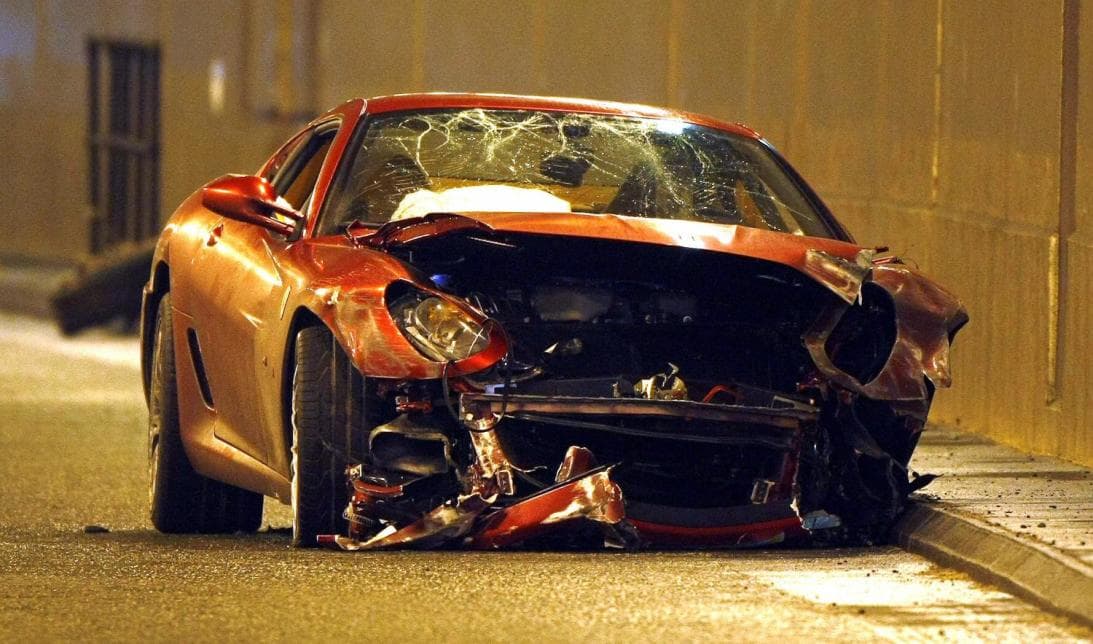Cristiano Ronaldo, recién llegado a Manchester United, tuvo un accidente en su Ferrari.