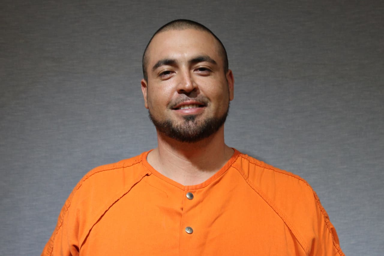 Richard Acosta, de 33 años, 
<a href="https://www.univision.com/local/dallas-kuvn/richard-acosta-es-el-conductor-que-presuntamente-llevo-al-joven-al-tiroteo-en-garland">se entregó a las autoridades, fue arrestado y enfrenta cargos</a> por homicidio capital. El adolescente de 14 años que había sido arrestado está libre y coopera con las autoridades sin enfrentar cargos.