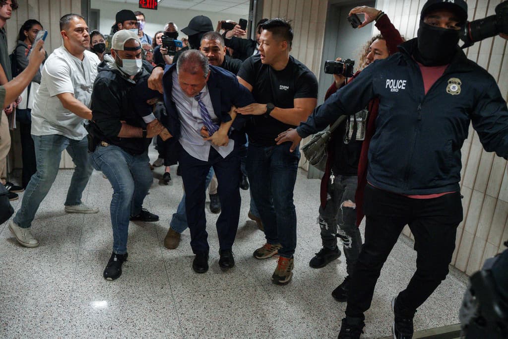 El Contralor Brad Lander es esposado por agentes federales encapuchados en el tribunal de inmigración de Manhattan tras exigir una orden judicial mientras defendía a un inmigrante cuyo caso había sido desestimado.