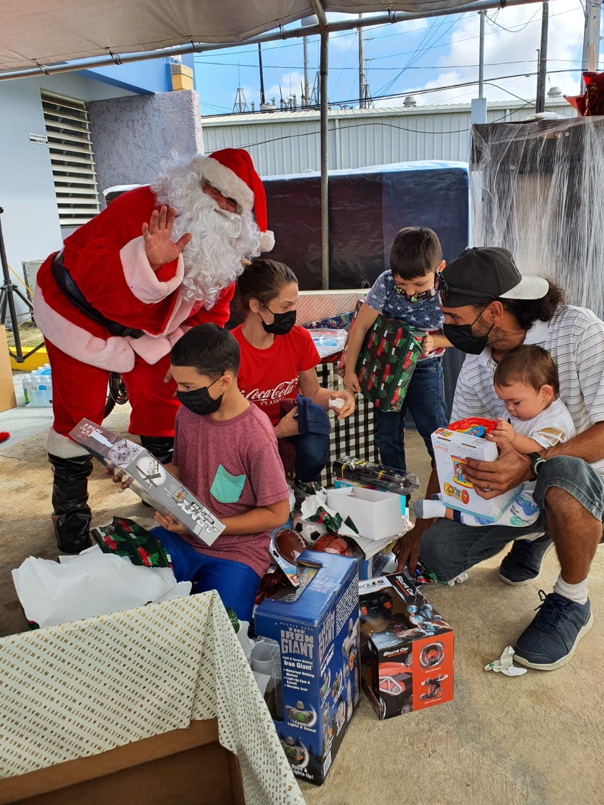 En estas festividades navideñas, el teniente Alexis Soberal Serrano, Comandante del Distrito de Quebradillas, junto a sus agentes tomaron la iniciativa de escoger a varias familias con necesidades especiales y le obsequiaron varios regalos.