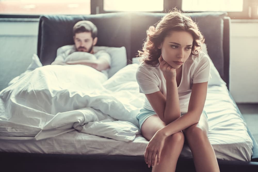 Cualquier cambio de actitud que salga de lo habitual debe resultar sospechoso pues puede indicar varias cosas, una de ellas el desamor, la falta de interés en la relación sexual. No implica esto infidelidad sino que “la magia” del encuentro se está perdiendo. Se requiere una plática abierta, sincera, poniendo todos los puntos sobre las íes.