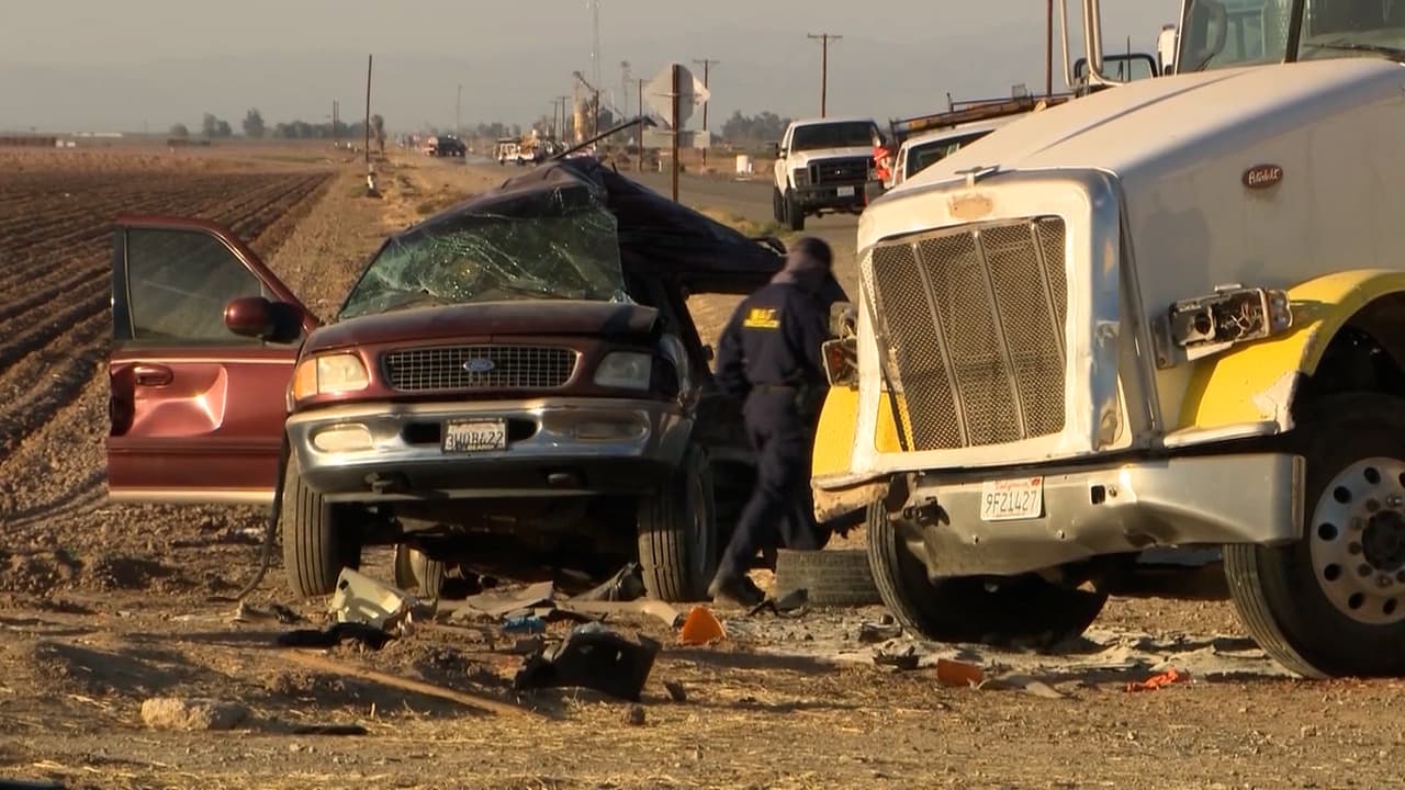 El video tras el mortal choque que dejó 13 personas muertas y múltiples heridos graves, muestra que por el impacto algunos de los pasajeros fueron expulsados de la camioneta, mientras otros quedaron atrapados. 
<br>
<br>Un nuevo video revela las condiciones de las víctimas al momento que llegaron los equipos de emergencia.