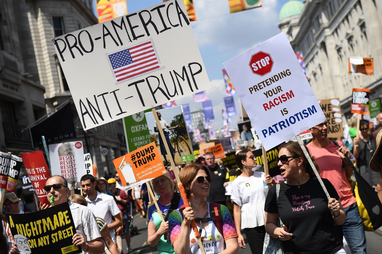 “A favor de EEUU y antiTrump”, se lee en el cartel de la Izquierda. “Para de pretender que tu racismo es patriotismo”, en la pancarta de la derecha.