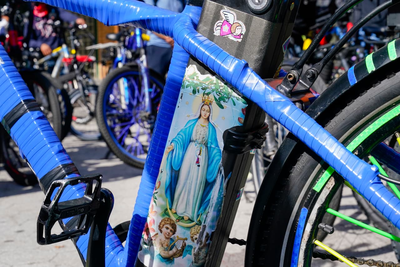 Una imagen de la virgen sobre el motor de una bicicleta eléctrica en la protesta. Un vehículo nuevo de este tipo puede costar más de 1,700 dólares. “Me fui al hospital porque estaba sangrando y lo denuncié a la policía, pero no pasó nada”, agregó De Jesús.
<br>