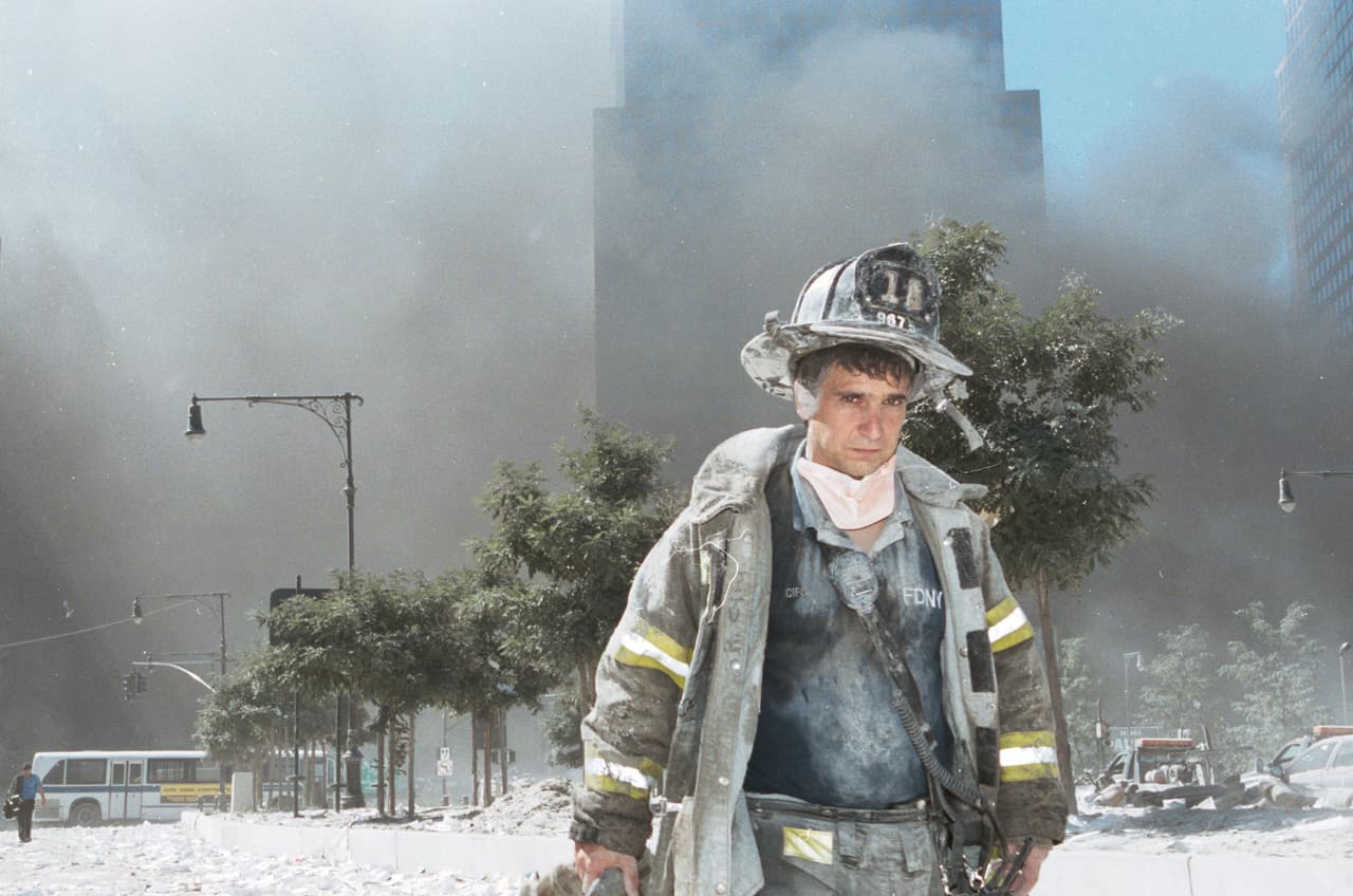 Un bombero alejándose de la Zona Cero, cuando ya las Torres Gemelas han desaparecido del horizonte y son una pila de escombros humeantes.