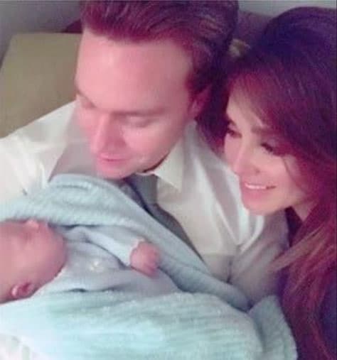 Anahí y su esposo Manuel Velasco continúan hipnotizados con su pequeño hijo. Con esta imagen celebraron el Día de San Valentín: "Una familia formada con base en el amor es una de las mayores bendiciones que Dios nos ha dado!! Feliz Día del Amor y la Amistad!!", escribió el Gobernador del Estado de Chiapas.