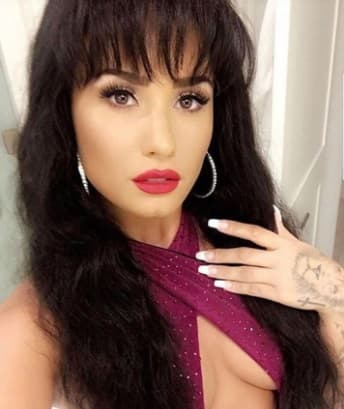 Demi Lovato como Selena Quintanilla