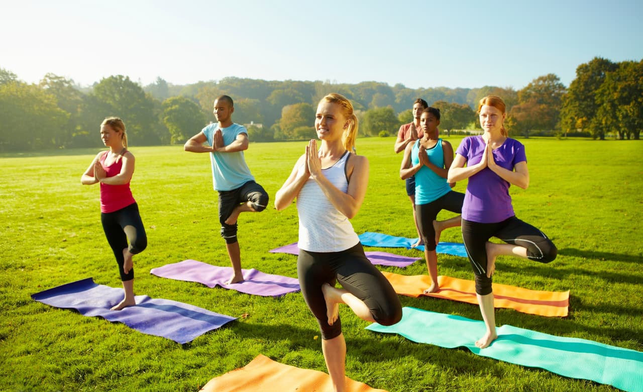 Clases gratuitas de Yoga.
<br>Todos los sábados y domingos durante el verano, la Ciudad ofrece 
<b><a href="http://www.socratessculpturepark.org/" target="_blank">clases gratuitas de Yoga en el Socrates Sculpture Park.</a></b>
<br>Hay clases para todos los niveles, incluyendo principantes.
<br>Las clases se llevan a cabo desde las 9:30 hasta las 12:00.
<br>
<b><a href="https://www.nycgovparks.org/events/2023/07/02/yoga" target="_blank">Puedes revisar más información aquí.</a></b>