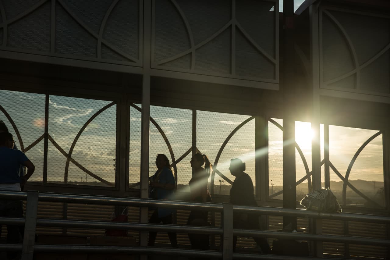 Transeúntes en el puente sobre el Río Grande que une Ciudad Juárez y El Paso, conocido como puerto de entrada Paso del Norte.