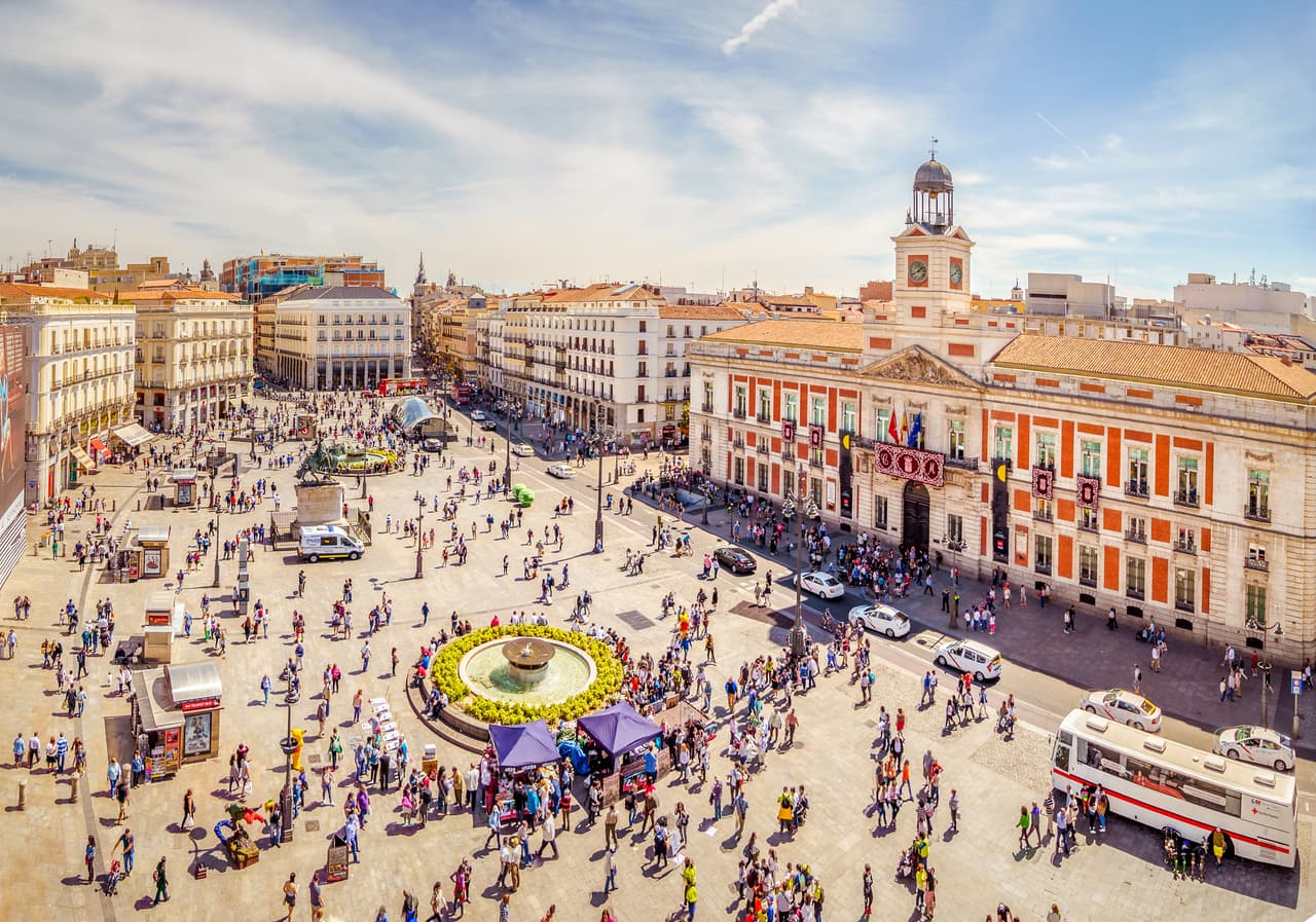 <b>Puesto 9. España.</b>
<br>
<br>Una persona soltera puede vivir modestamente con unos 2,000 dólares al mes en una ciudad como Madrid, la capital española (en la foto). Es un lugar donde se come muy bien y saludable en la calle, además de barato. 
<br>
<br>Este país se destacó en la investigación por su excelente atención sanitaria, infraestructuras de primer mundo, 300 días de sol al año, 3,000 millas de costa y mucha seguridad personal.
<br>