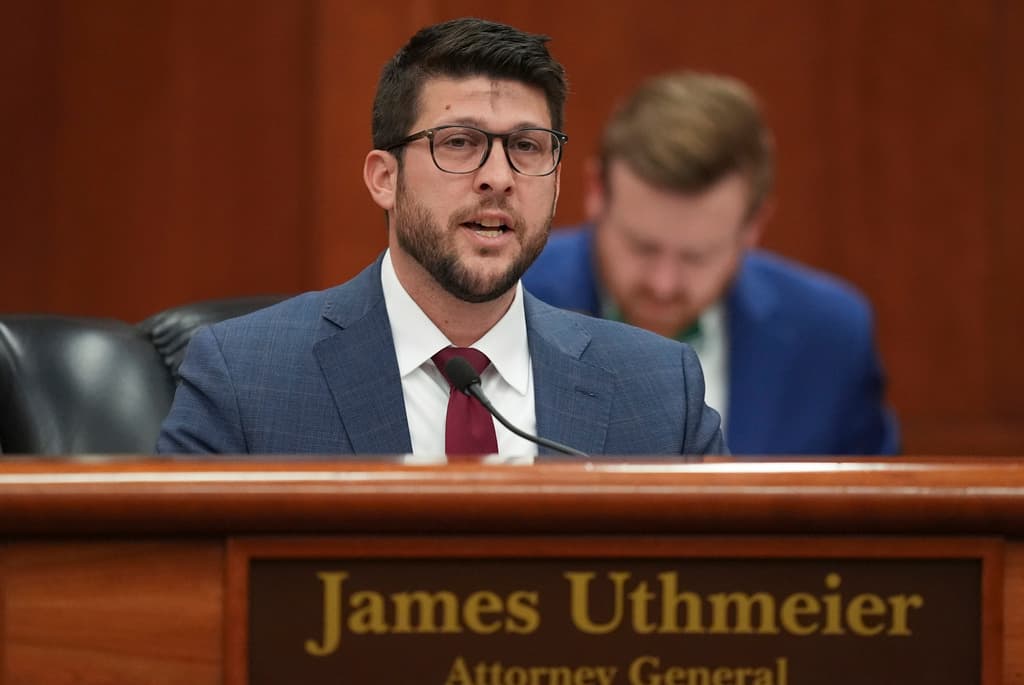 ARCHIVO – El fiscal general de Florida, James Uthmeier, habla en una reunión del gobernador Ron DeSantis con el gabinete estatal en el capitolio de Florida, en Tallahassee, Florida, el miércoles 5 de marzo de 2025. (AP Foto/Rebecca Blackwell, Archivo)