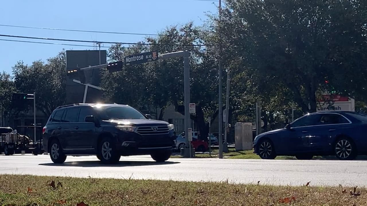 Hay personas que usan las 
<a href="https://www.univision.com/local/houston-kxln/mujer-sale-de-banco-y-despues-la-roban-al-norte-de-houston-1">placas falsas</a> como una forma de evitar tener que registrar un vehículo que no pasará la inspección o, peor aún, intentar cometer delitos de forma anónima.