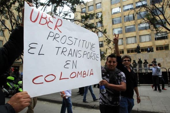 Docenas de taxistas protestaron el 29 de julio de 2015, exigiendo la salida de la aplicación tecnológica Uber en Cali, en Colombia.