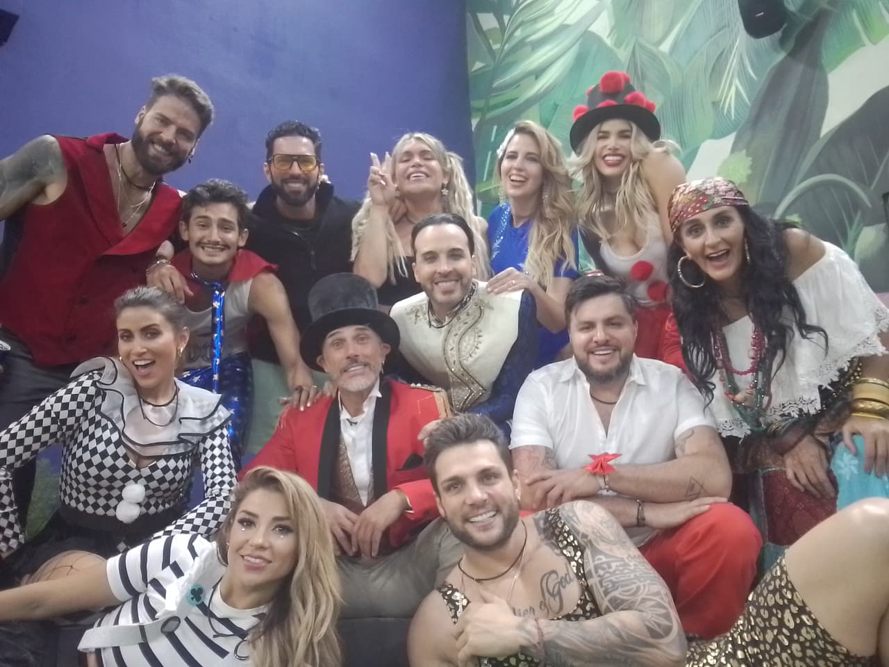 Como Poncho y Wendy no estuvieron presentes en la fiesta temática, ya que no quisieron realizar el reto de dormir juntos toda la semana a cambio de sí asistir a la reunión, sus compañeros salieron un momento a tomarse una foto con ellos.