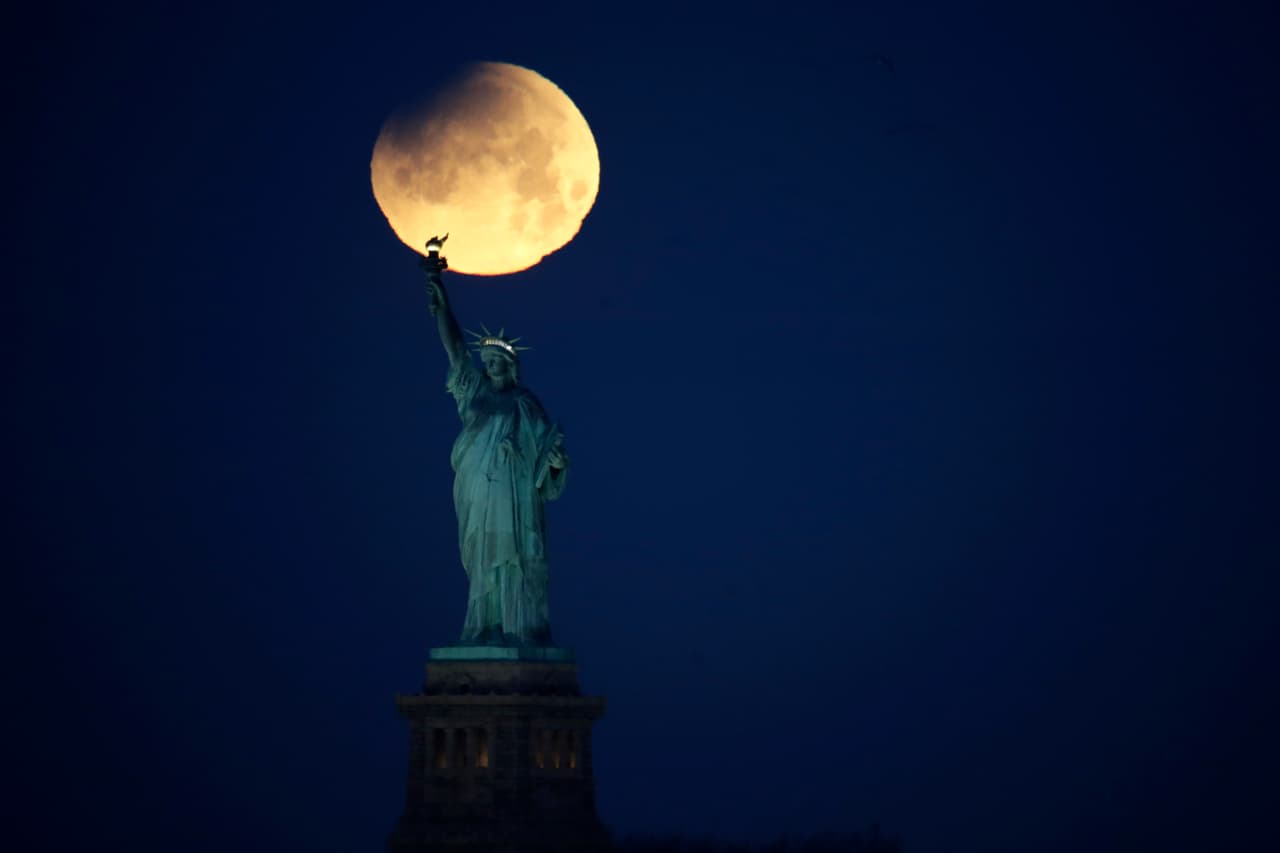 Desde la costa este el fenómeno se vio parcialmente hasta que el satélite en pleno eclipse se perdió bajo el horizonte.