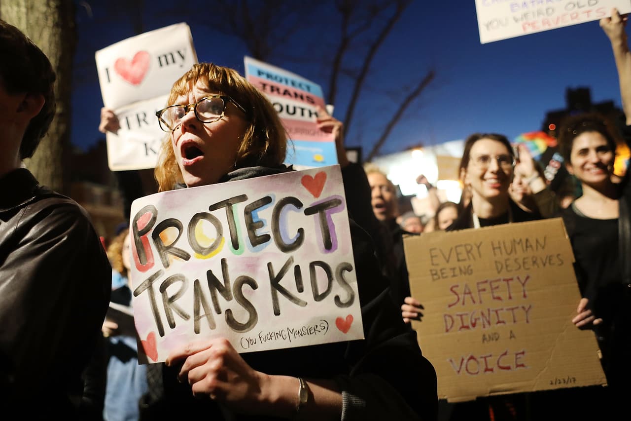 En febrero de 2017, cientos de estadounidenses protestaron para que el gobierno federal 
<a href="http://www.univision.com/noticias/politica/trump-eliminara-protecciones-sobre-el-uso-de-banos-por-parte-de-estudiantes-transgenero"><u>eliminara la protección para estudiantes transgénero</u></a>. Estas normas permitían a los chicos de escuelas públicas usar los baños de su identidad de género.