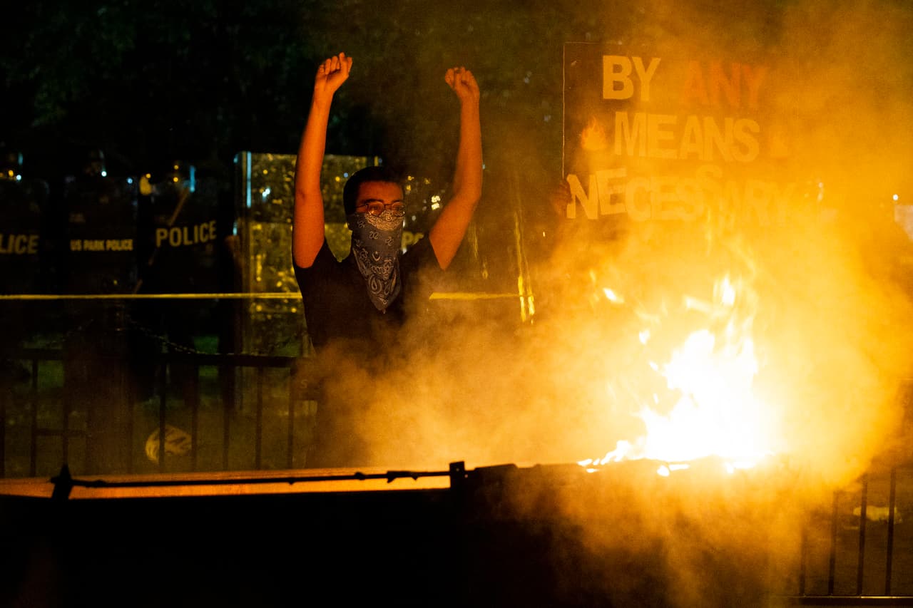 En Indianápolis, Indiana, la policía investiga el origen de un tiroteo durante las protestas que causó la muerte de una persona y dejó heridas al menos a otras dos.