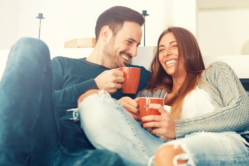Con la llama gemela se convierten en algo más que amantes, y no es solamente el disfrute sexual lo que les une, sino que empiezan a verse como los mejores amigos, confidentes, terapeutas uno del otro, maestros. Se establece una conexión romántica que trasciende el sexo.