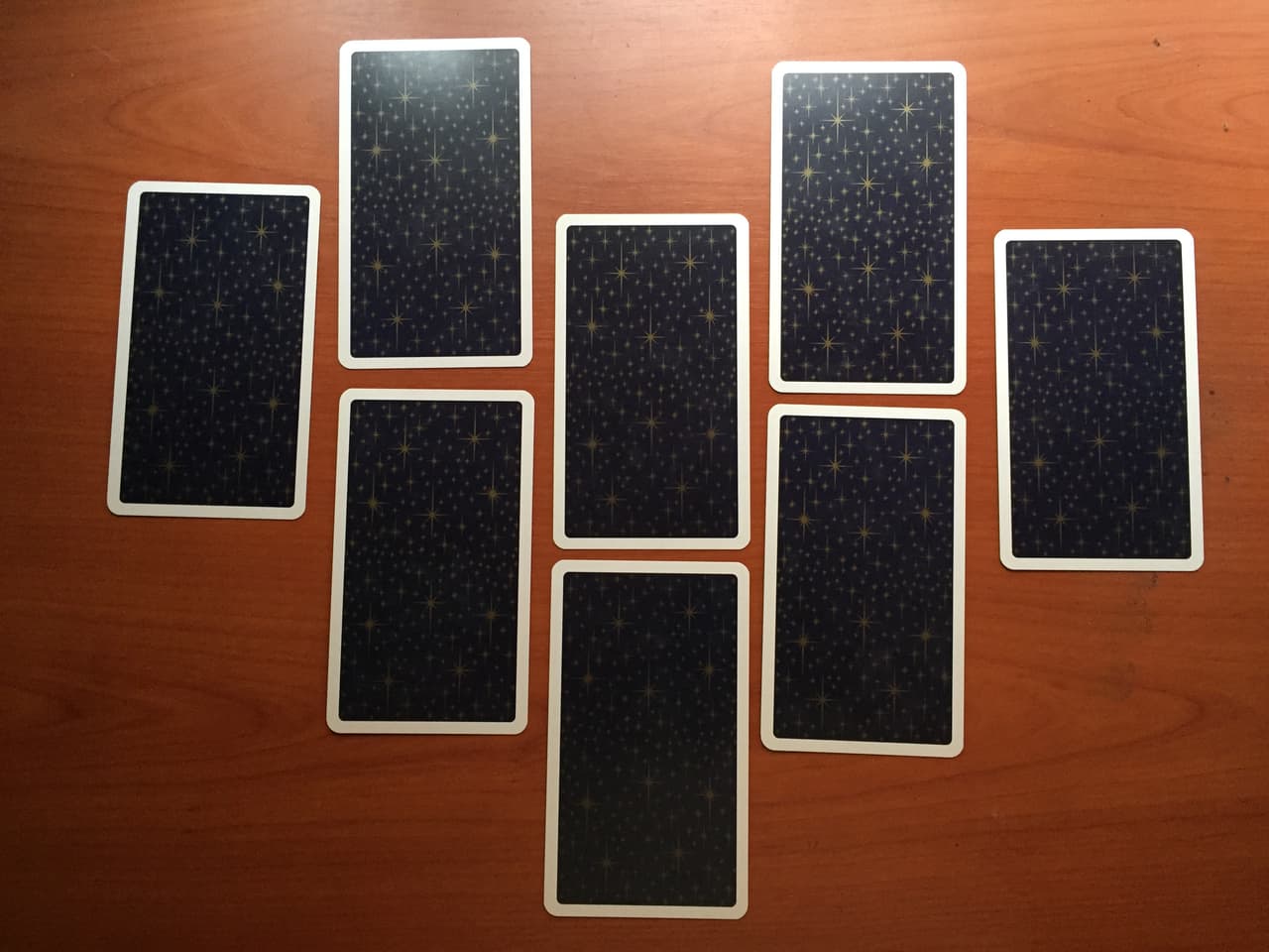 En este caso no es necesario que el lector piense en alguien a la hora de barajar y cortar pero sí debe elegir un total de ocho cartas, que el adivino colocará 
<b>en sentido contrario a las agujas del reloj comenzando con la del centro, arriba.</b>