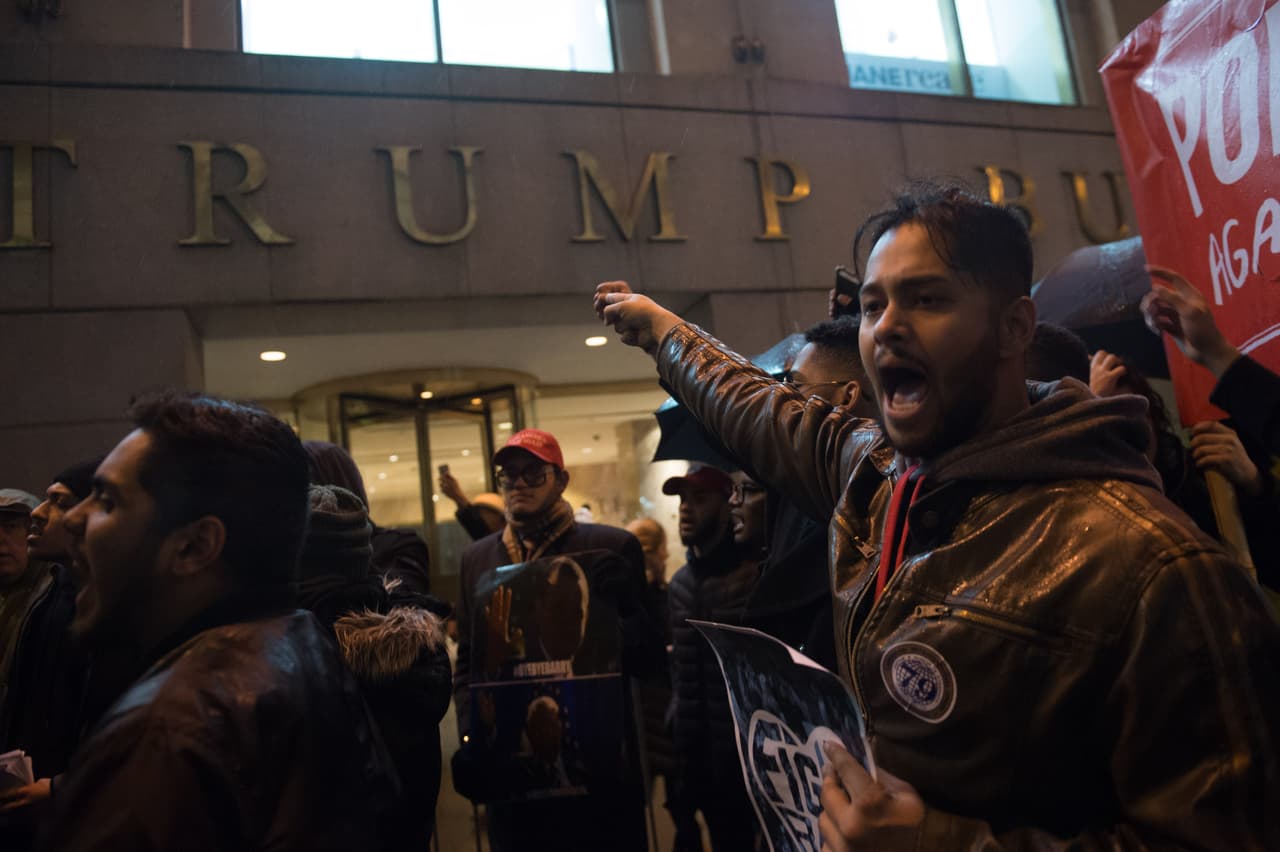<b>Resistir a Trump (20 de enero 2017). </b>Las protestas contra Donald Trump el día que comenzó su mandato 
<b><a href="https://www.univision.com/chicago/wgbo/noticias/protestas/trump-escucha-estamos-en-la-lucha-la-consigna-que-suena-desde-chicago-el-dia-de-la-toma-de-posesion-de-donald-trump-fotos">se dieron en varias ciudades además de la capital</a></b>. La organización Coalición de Nueva York Para Resistir a Trump lideró una fuerte protesta frente a la torre Turmp en Manhattan.