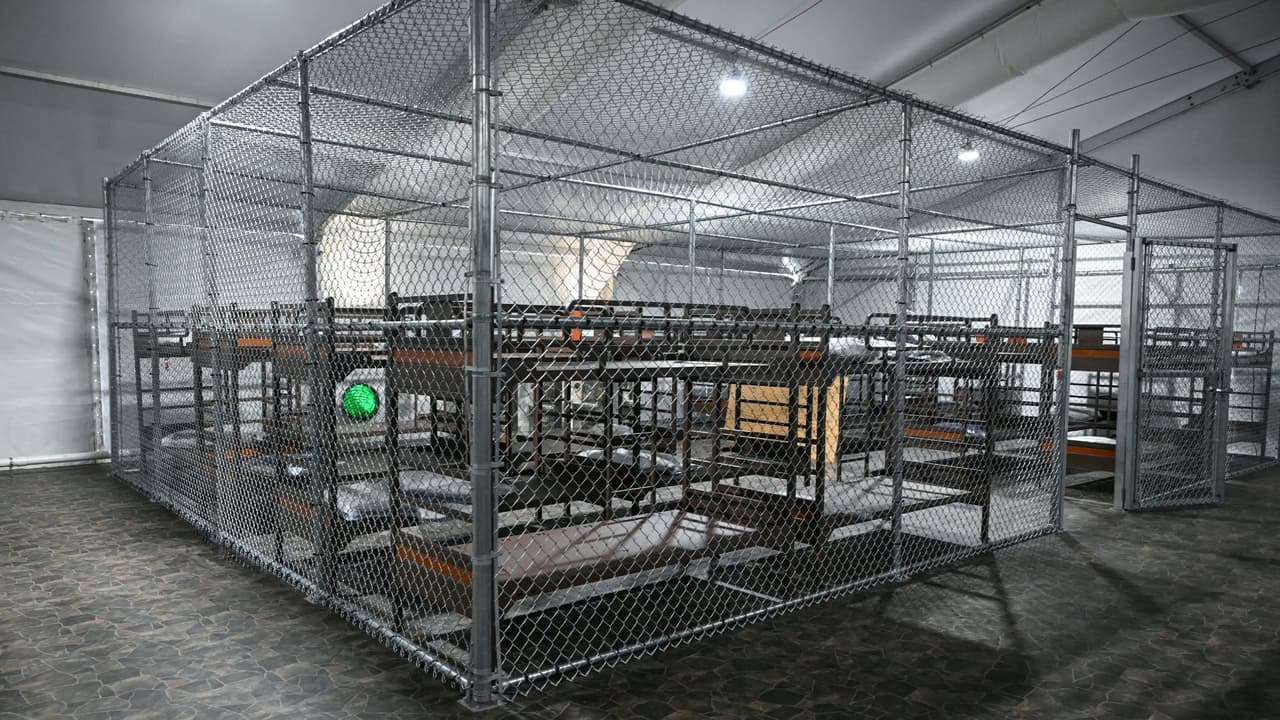 Joven hispano "se cortó las venas" en 'Alligator Alcatraz', asegura uno de los detenidos