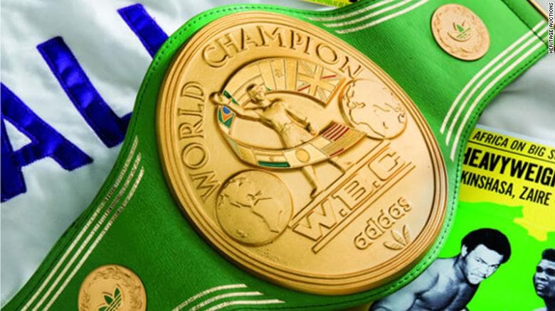 En julio el cinturón de boxeo de peso pesado que ganó Muhammad Alí durante la pelea conocida como el 
<a href="https://www.univision.com/noticias/dinero/cinturon-rumble-in-the-jungle-muhammad-ali-subastado-6-1-millones" target="_blank">"Rumble in the Jungle" de 1974 se vendió por casi $6.2 millones</a>. 
<br>
<br>Ali ganó el cinturón de campeonato de peso pesado del CMB con una victoria sobre George Foreman en Kinshasa, Zaire (ahora República Democrática del Congo), donde empleó su táctica de soga por primera vez.