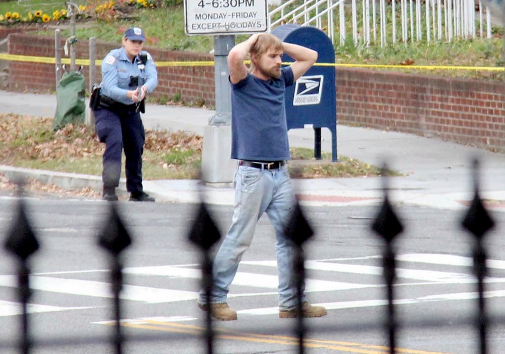Edgar Maddison Welch fue arrestado en marzo de 2016 por invadir armado una pizzeria de Washington DC. 
<br>
<br>Él dijo que su intención fue rescatar niños mantenidos como esclavos por Hillary Clinton, siguiendo una pista de QAnon.