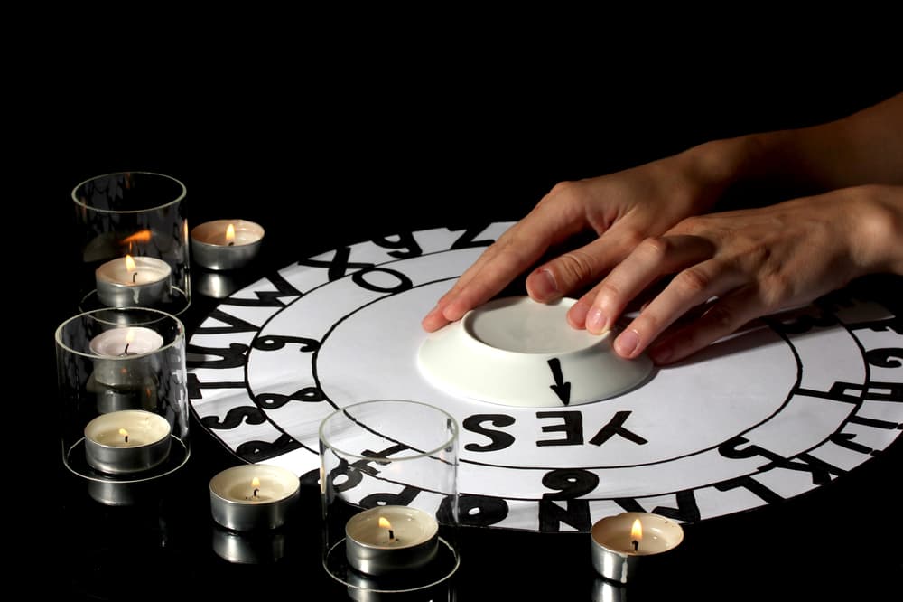 Al mismo tiempo se le puede preguntar que conteste “Si” o “No” y la Ouija tiene dibujada encima las dos opciones. Así va transcurriendo la sesión, con los participantes preguntándole al tablero y la gente moviendo el indicador o “ratón” encima de las letras.