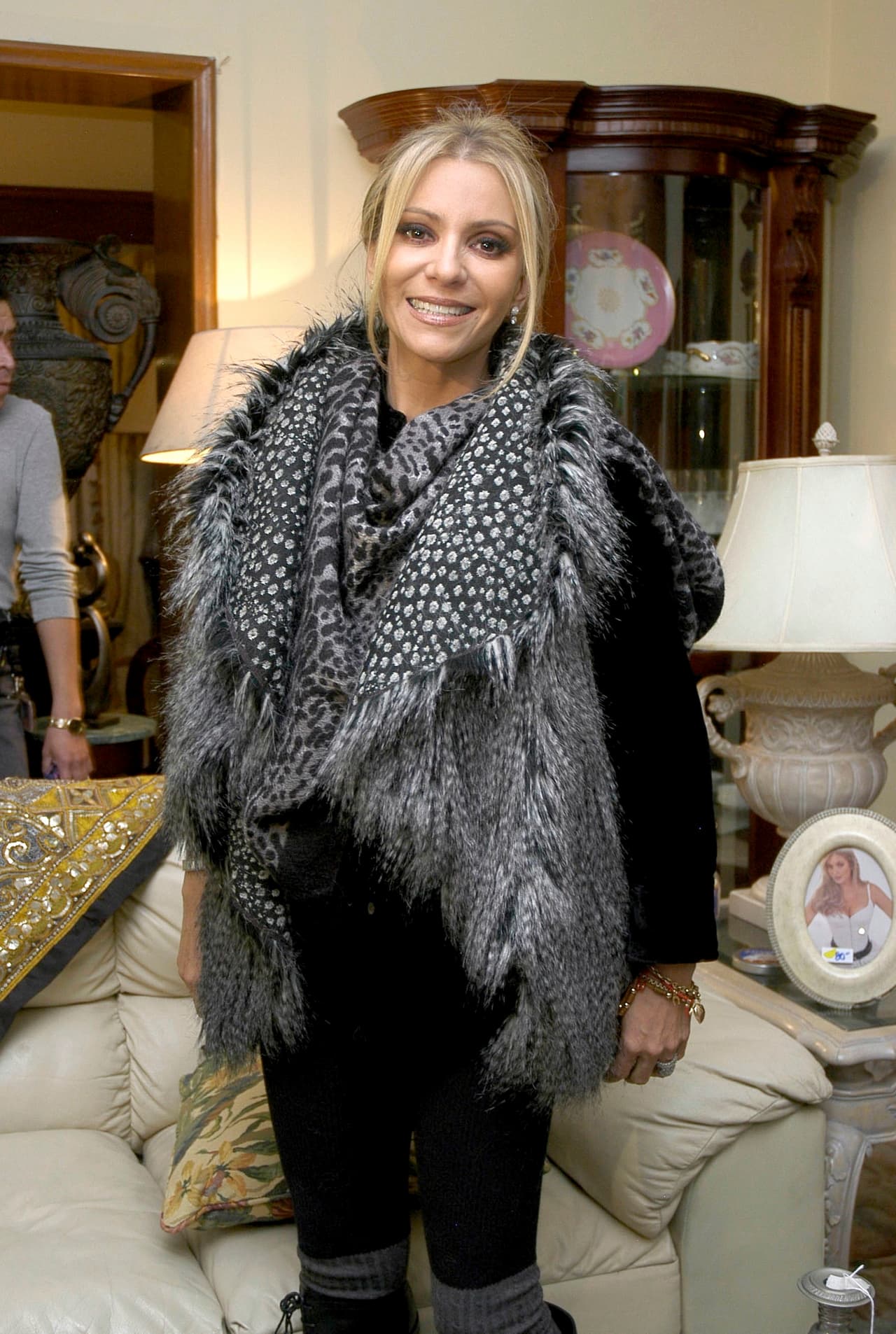 <b><a href="http://www.univision.com/temas/daniela-castro">Daniela Castro</a></b> y su esposo 
<b>Gustavo Díaz Ordaz</b> fueron despojados de una fuerte cantidad de dinero.