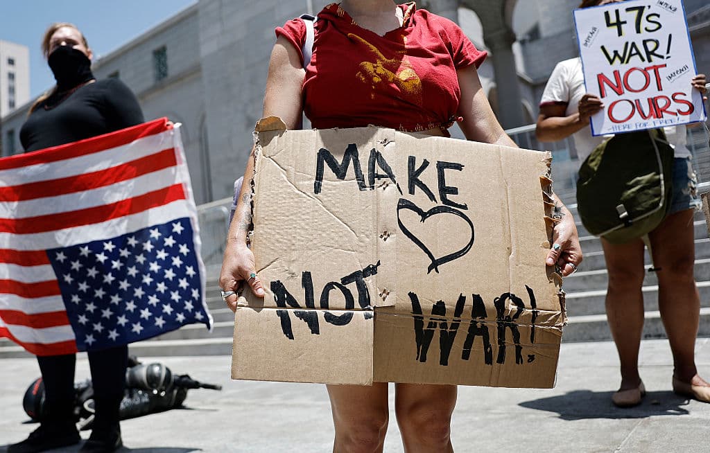 Mientras 
<b>en Compton se realizaba la cabalgata pro inmigrantes</b>, a casi 12 millas (19 kilómetros) al norte,
<b> frente a la alcaldía de Los Ángeles</b>, manifestantes expresaban su 
<b><a href="https://www.univision.com/local/washington-dc-wfdc/no-queremos-guerra-con-iran-el-grito-de-manifestantes-a-donald-trump-a-las-afueras-de-la-casa-blanca-fotos" target="_blank">rechazo a una guerra contra Irán</a></b>, luego de informarse el operativo contra tres instalaciones nucleares.