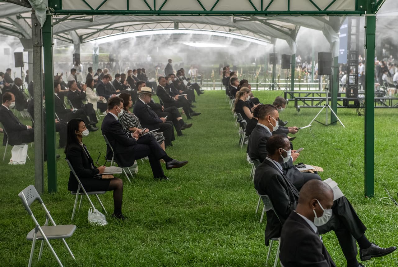 El discurso de Matsui puso de manifiesto lo que los sobrevivientes consideran como una hipocresía del gobierno de 
<a href="https://www.univision.com/temas/japon">Japón</a>, que permite la presencia de 50,000 soldados estadounidenses en su territorio y está protegido por las armas nucleares de Estados Unidos.
<br>
<br>Asistentes al acto se sientan en sillas socialmente distanciadas como precaución contra el coronavirus.