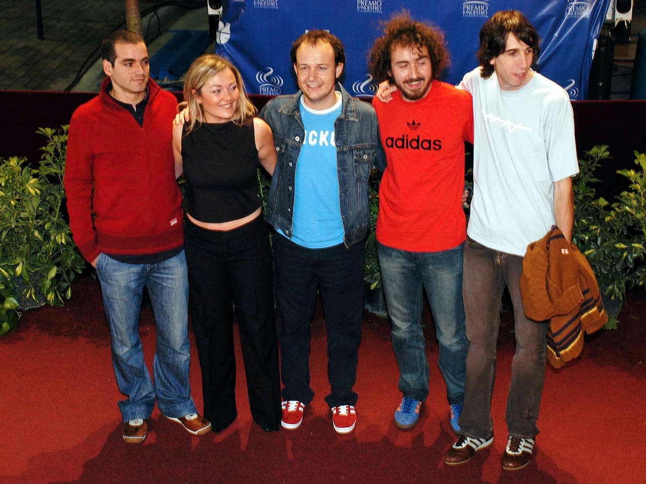 En el 2001, los integrantes de La Oreja de Van Gogh lucieron informales en la alfombra del premio a lo mejor de la música latina.