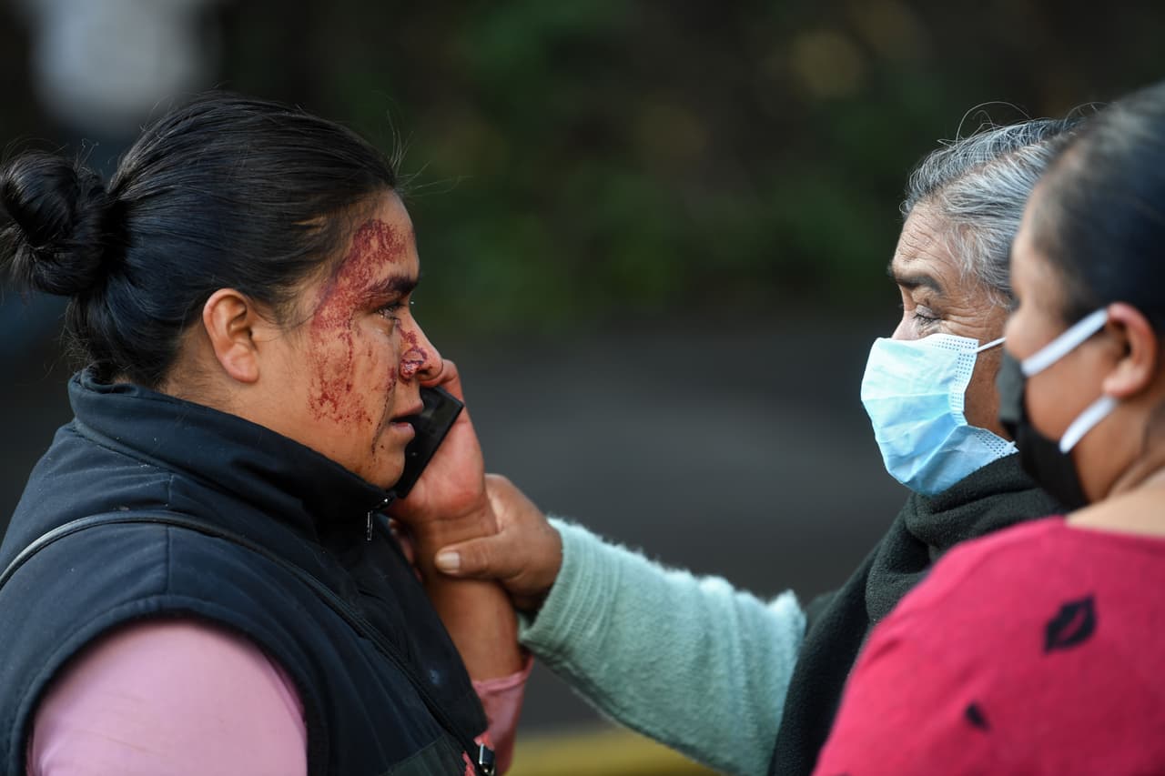Familiares de una de las víctimas del ataque al secretario de Seguridad Pública de la Ciudad de México, Omar García Harfuch, en el lugar donde ocurrió el incidente. "El secretario tiene tres impactos de bala, lesiones por esquirla, de otros disparos que realizaron los agresores. Sin embargo, se encuentra estable”, informó la Secretaría de Seguridad Ciudadana de la capital mexicana.
