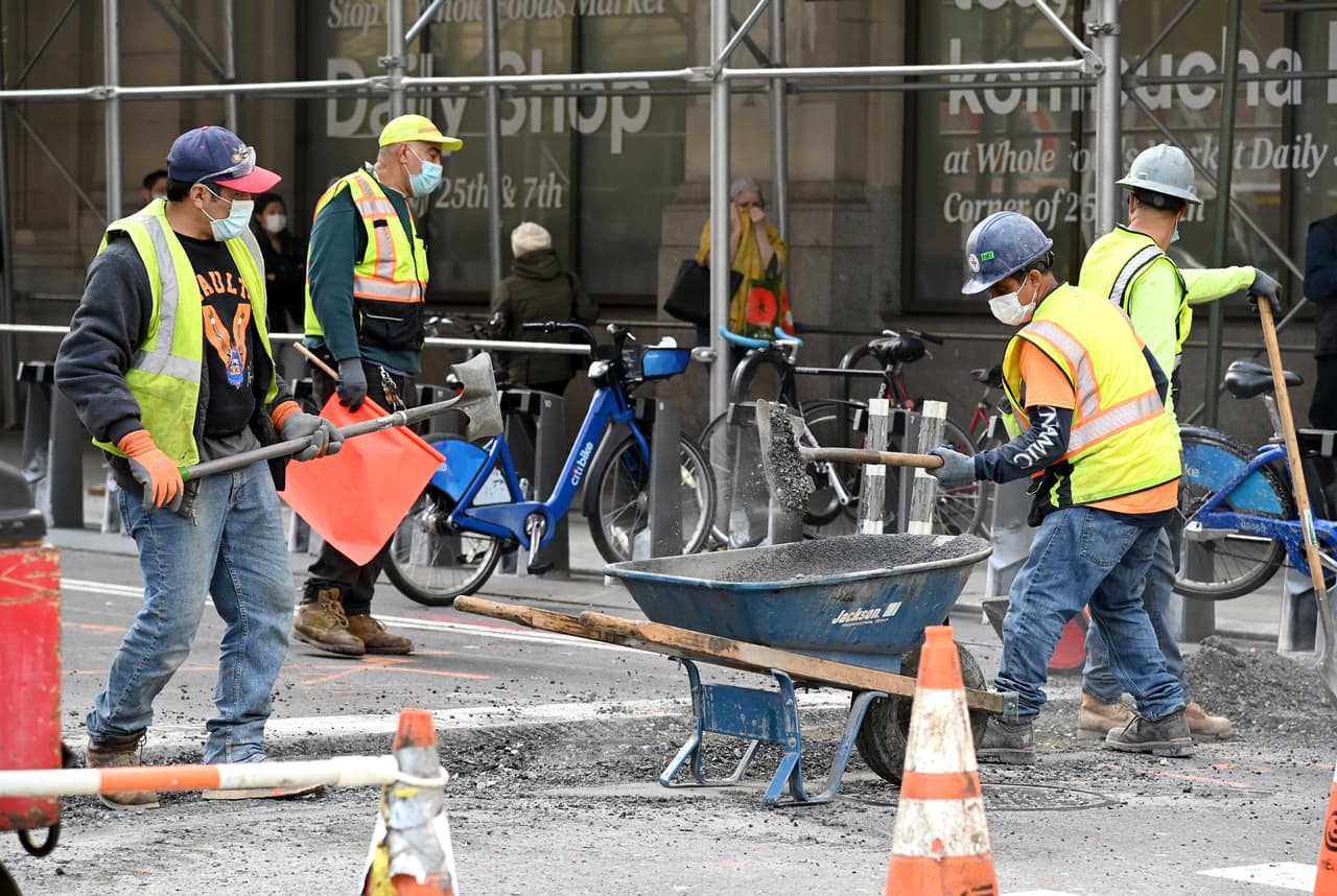 <b>2. Industrias:</b> Los negocios se reabrirán por fases. Los primeros en abrir serán los trabajos de construcción y manufactura con bajo riesgo. En la segunda fase podrán abrir ciertos negocios en dependencia del nivel de prioridad y riesgo, con prioridad para los más esenciales. Las regiones no deben abrir atracciones o negocios que atraigan a un gran número de visitantes.