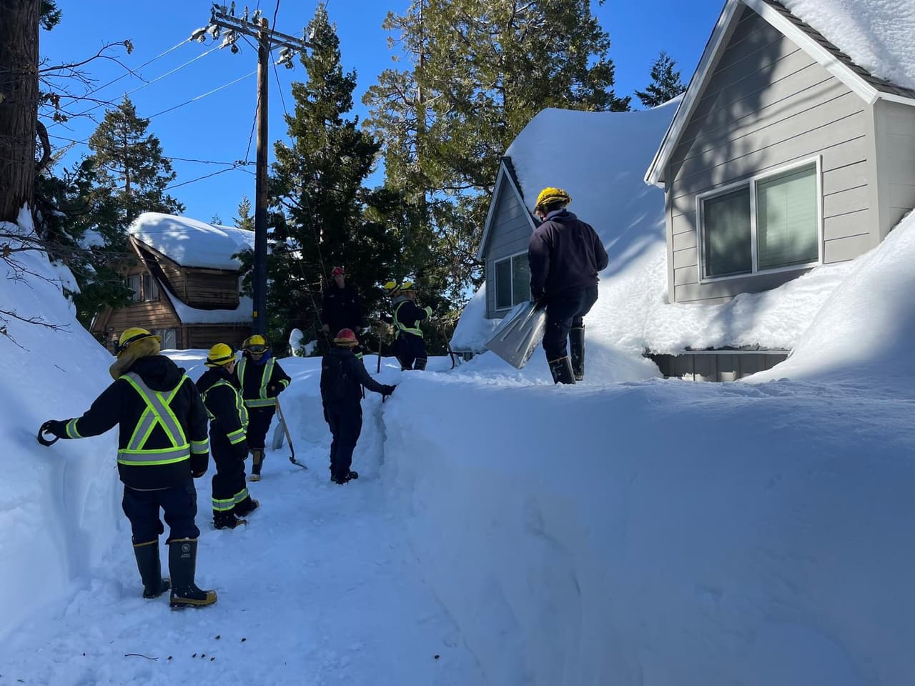 Los esfuerzos de rescate continúan en las comunidades montañosas del condado de San Bernardino, donde los residentes permanecen atrapados en sus casas tras una poderosa tormenta invernal. 
<br>