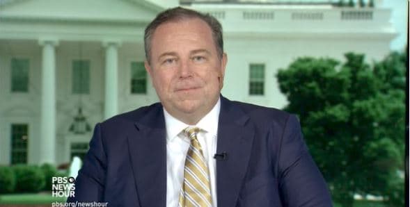 Christopher Ruddy en el programa Newshour de PBS el 12 de junio de 2017. Ruddy causó un gran revuelo al decir que el presidente está considerando deshacerse de Robert Mueller, el fiscal especial que investiga la interferencia rusa en la elección presidencial.
