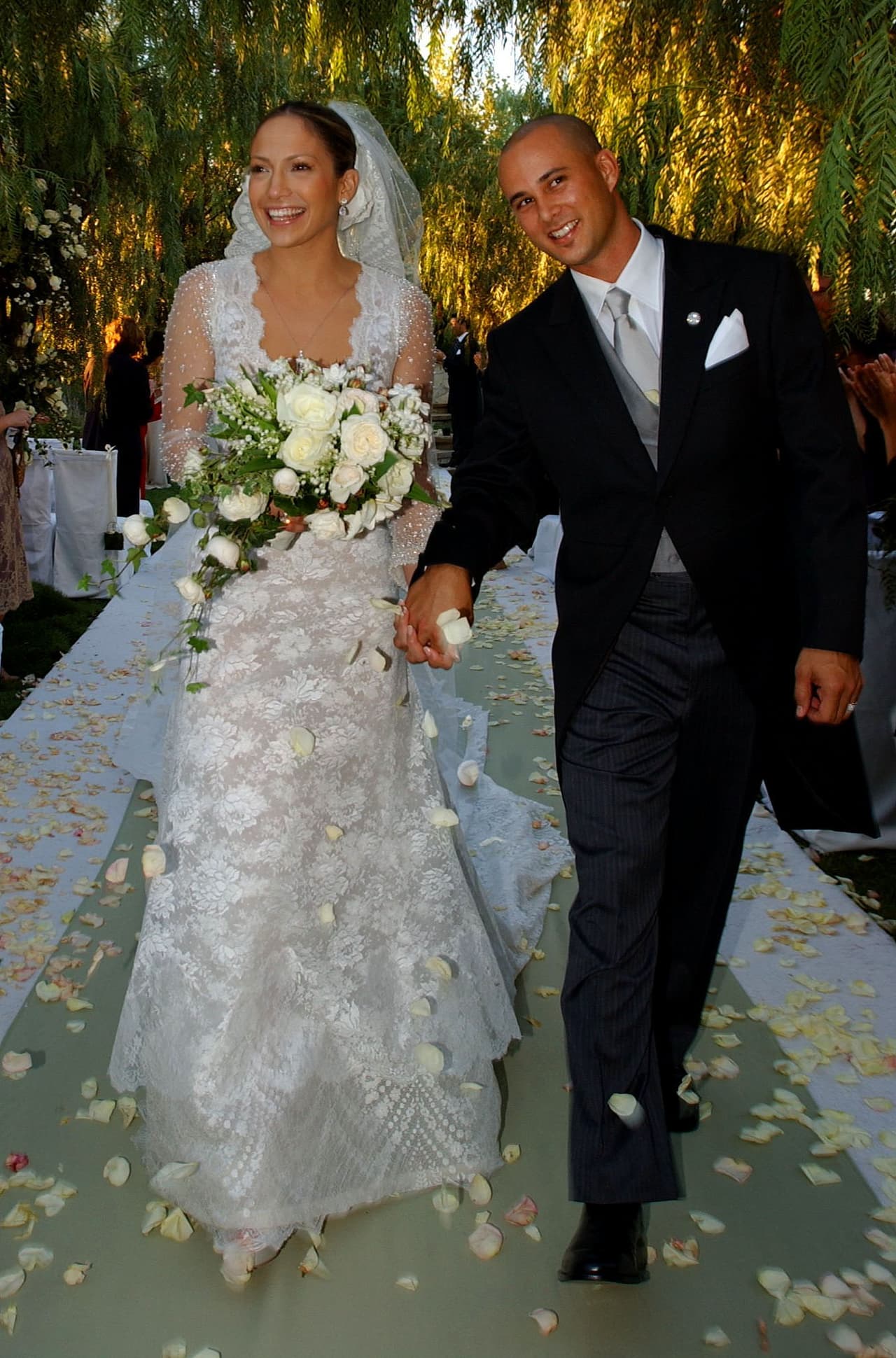 Cuatro años después, en su enlace matrimonial con el bailarín Cris Judd, la cantante llevó entre las manos también un ramo de novia en cascada. 
<br>