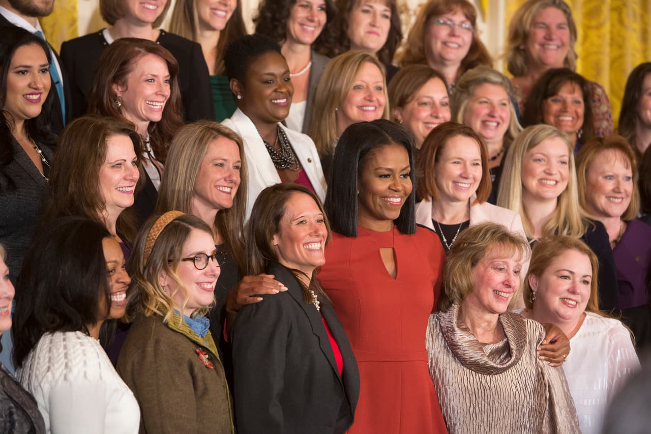 Vestida de rojo y flanqueada por consejeras y consejeros de todo el país, Obama dedicó emotivas palabras a los estudiantes inmigrantes, a los más pobres y a los que practica distintas religiones. 
<br>