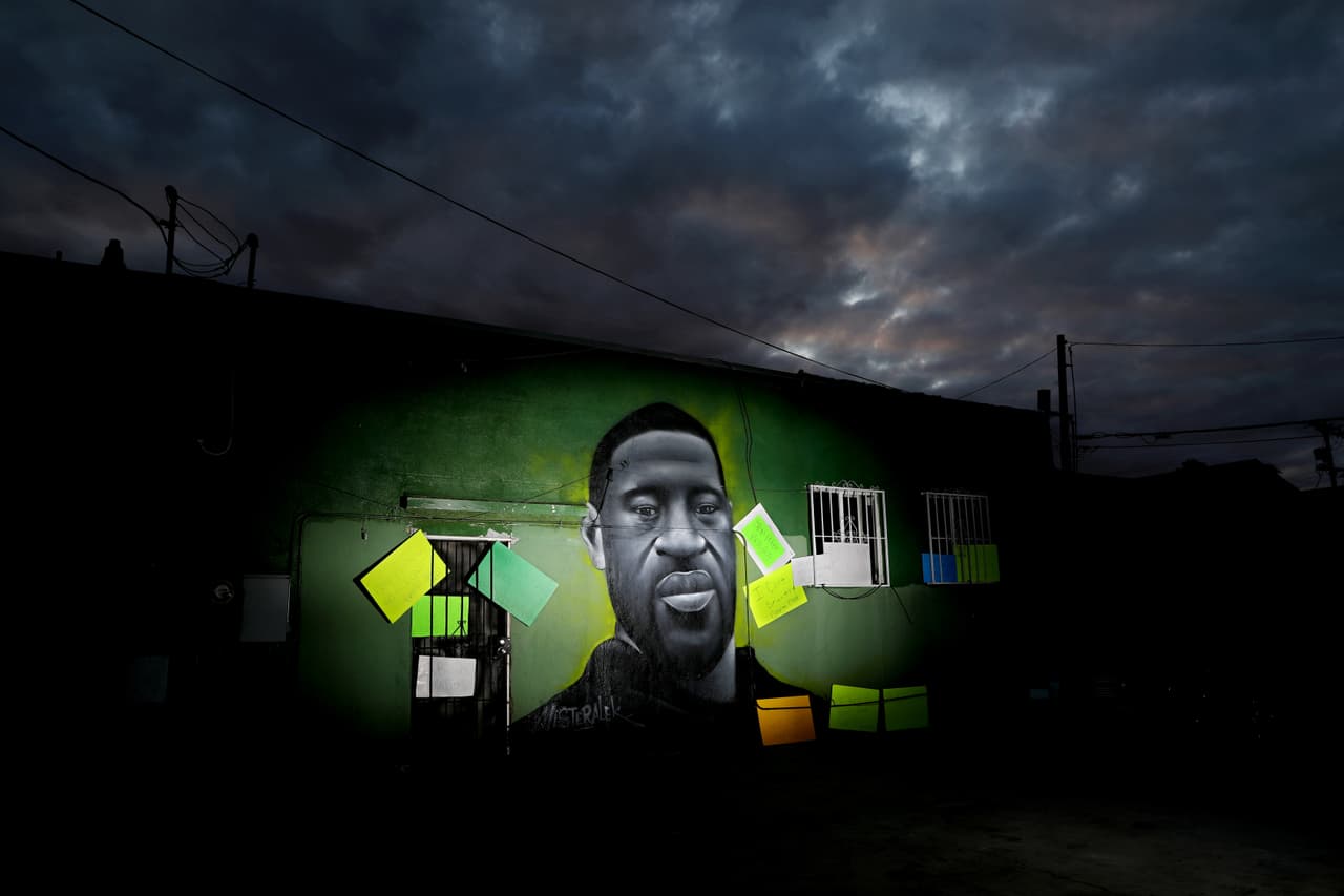 <b>Los Ángeles, California. </b>Un grupo de artistas callejeros pintó este mural de Floyd en la avenida Wilmington.
<br>