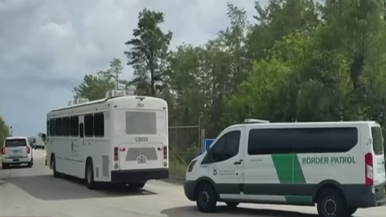 Llegaron autobuses y camionetas; y retiraron el letrero de ‘Alligator Alcatraz’ este jueves