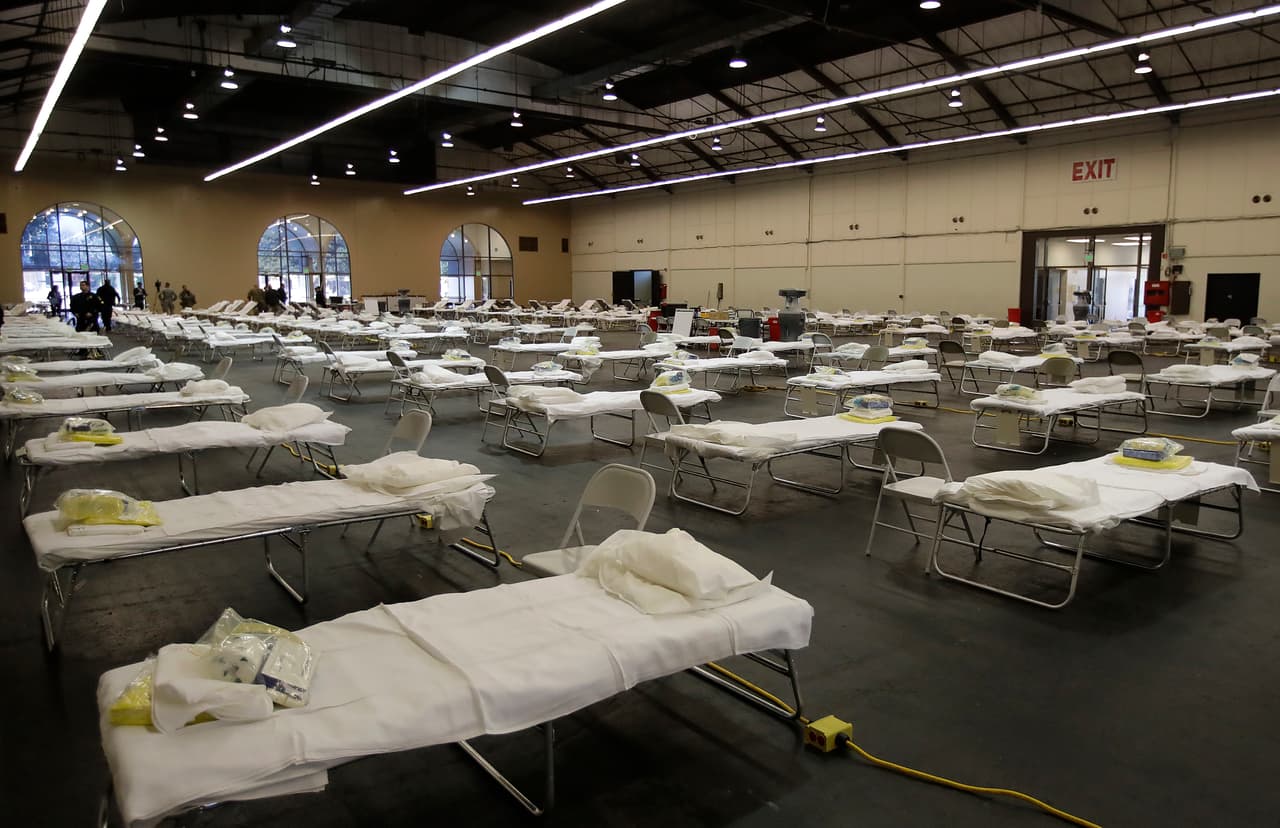 El esfuerzo titánico ha incluido aumentar el número de camas, personal y suministros médicos tales como mascarillas y respiradores artificiales. Debido al avance en este indicador, el gobernador llamó a todos los hospitales del estado a volver a agendar cirugías esenciales y ofrecer cuidados preventivos, los cuáles se habían suspendido desde que se decretó el toque de queda a nivel estatal.