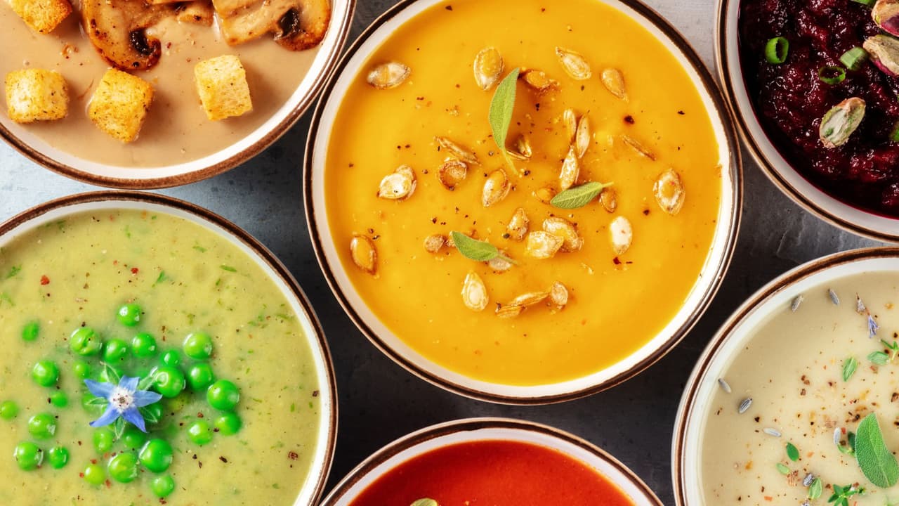 Caldos y sopas: 3 recetas sabrosas y fáciles de preparar para combatir el frío