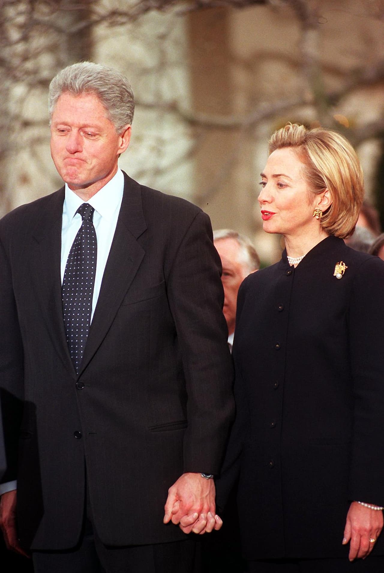 Junto a la primera dama, Clinton dijo que no renunciaría y prometió servir "hasta la última hora del último día de mi mandato".
