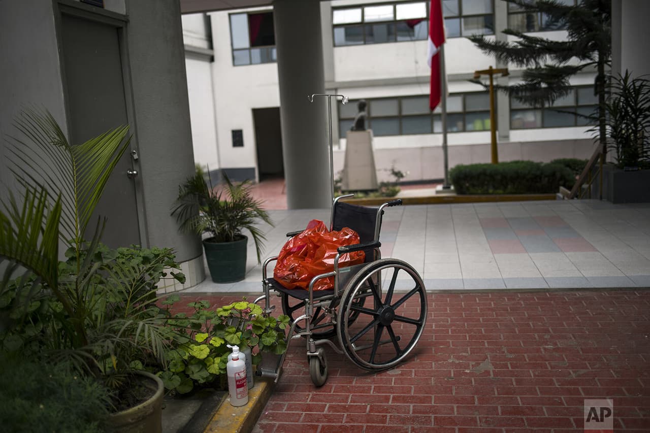 Una lámina de plástico roja utilizada 
<b>para identificar a los bebés recién nacidos cuyas madres están infectadas con el nuevo coronavirus</b> se encuentra en una silla de ruedas en el hospital.
<br>
<br>
