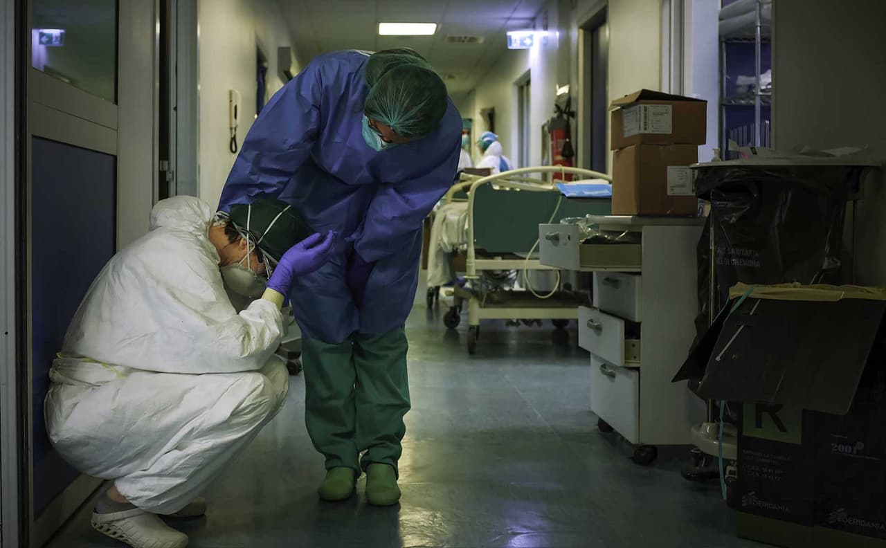 <b>La crisis de la pandemia dentro de un hospital (13 de marzo).</b> El fotógrafo y enfermero Paolo Miranda tomó esta desgarradora imagen en Cremona, al norte de Italia. 
<a href="https://www.univision.com/noticias/salud/agotamiento-dolor-y-optimismo-las-fotos-de-un-enfermero-en-una-de-las-zonas-mas-afectadas-por-el-coronavirus-fotos"><u>El sistema de salud de ese país estaba siendo severamente afectado por la crisis del covid-19.</u></a>
<br>